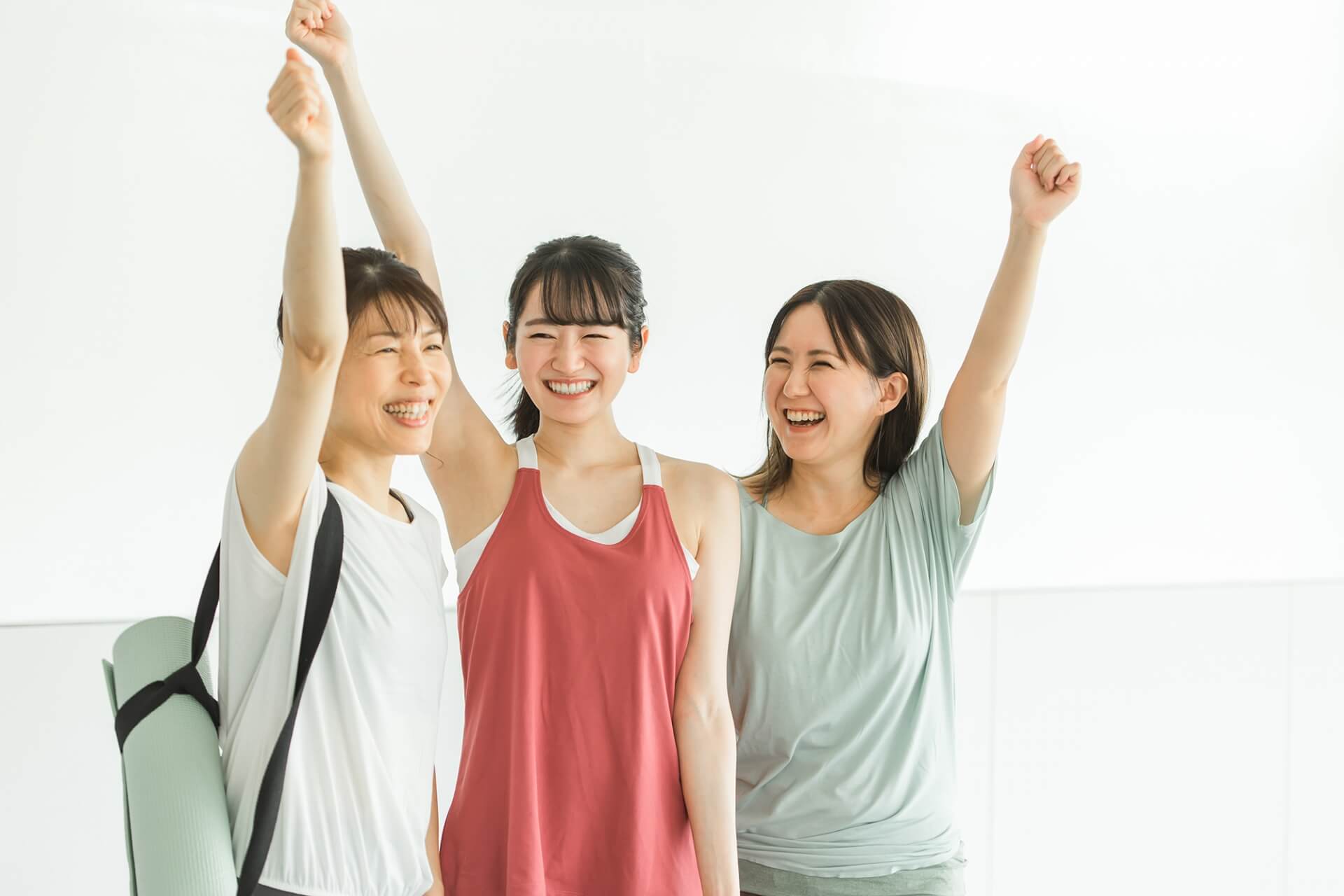 ホットヨガで妊活をする女性3人