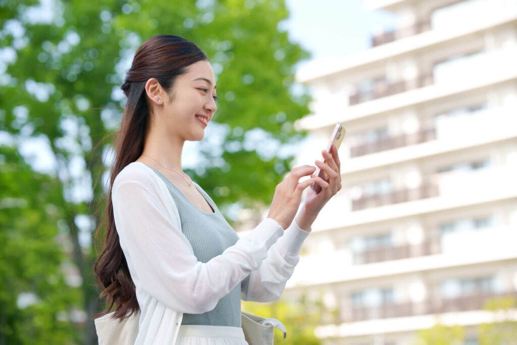 ホットヨガLAVAのやばい良い点と実際の評判をスマホで見る女性