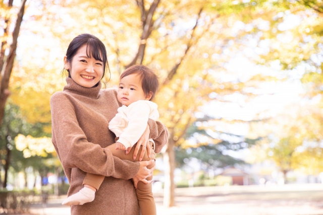 ホットヨガで妊娠して出産した子供を抱っこしている女性