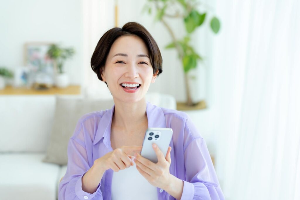 LAVA学芸大学店の5chの口コミを見る女性