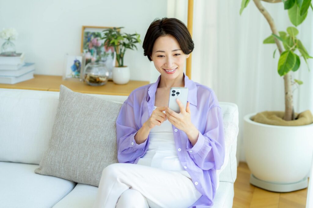 LAVA学芸大学店の口コミを見る女性