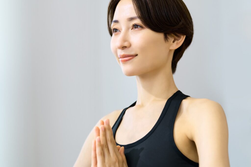 ホットヨガは50代でも本当に効果があるのかよくある質問に回答する女性